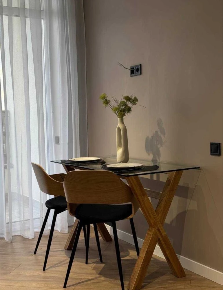 Ideal new 2-bedroom Euro apartment with renovation and appliances! There is gas.
