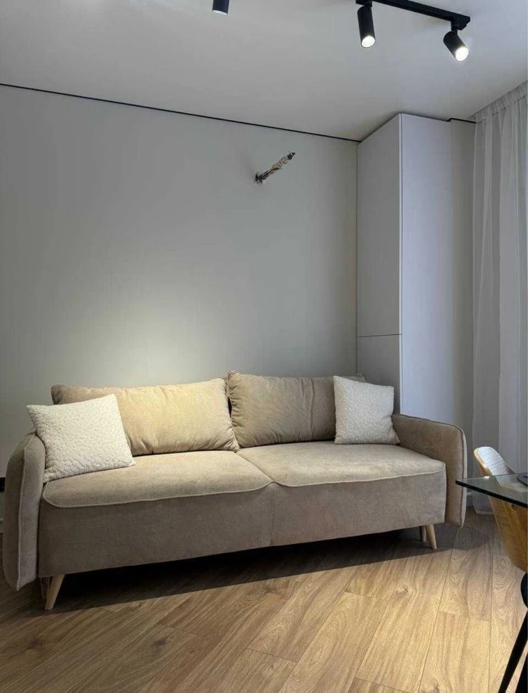 Ideal new 2-bedroom Euro apartment with renovation and appliances! There is gas.