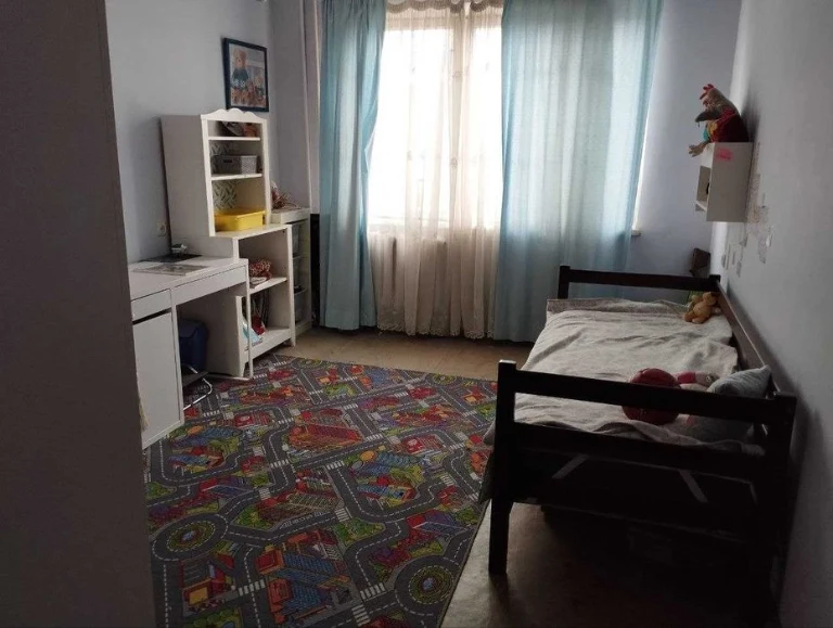 Selling a 3-room apartment in the Levada metro station, fully renovated.