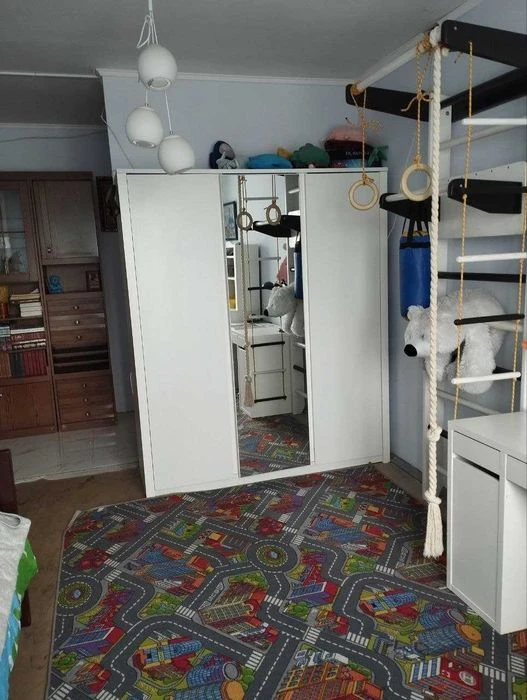 Selling a 3-room apartment in the Levada metro station, fully renovated.