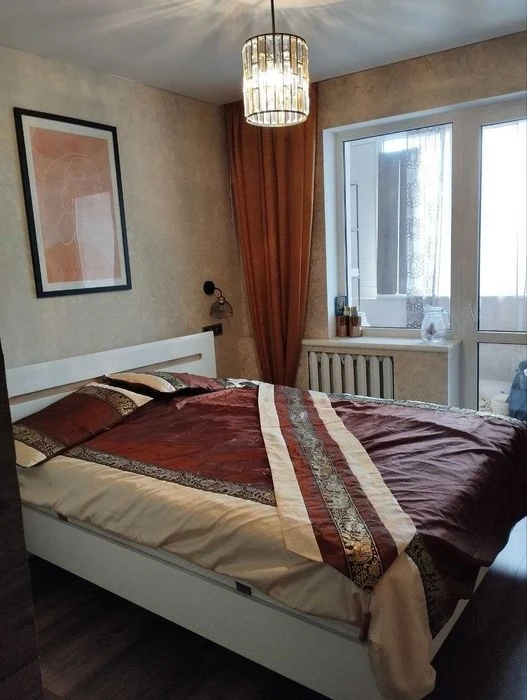 Selling a 3-room apartment in the Levada metro station, fully renovated.