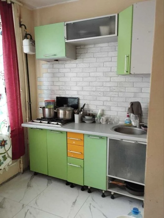 Selling a 3-room apartment in the Levada metro station, fully renovated.