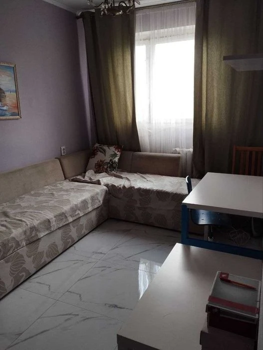 Selling a 3-room apartment in the Levada metro station, fully renovated.
