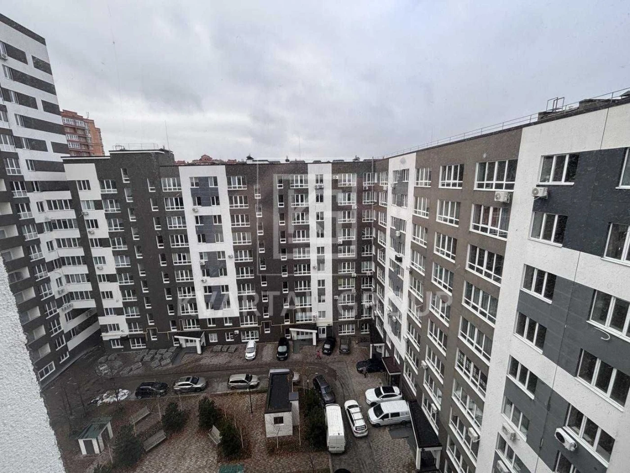 Простора двокімнатна квартира біля центрального парку!