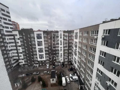 Простора двокімнатна квартира біля центрального парку!