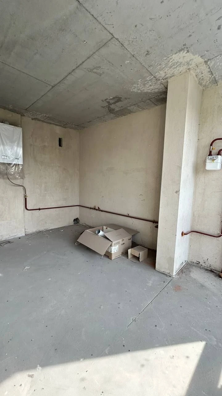 Продам 2к. 58 м2. Під ремонт, вікна на Центральний парк