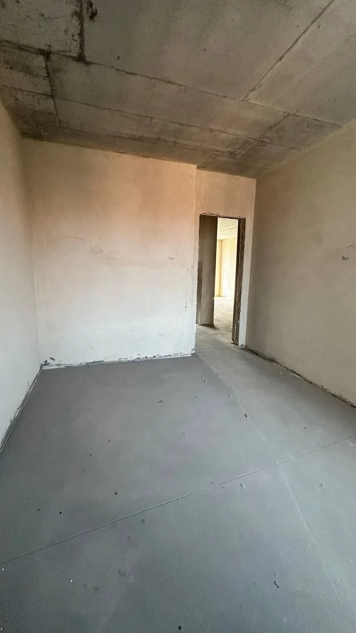 Продам 2к. 58 м2. Під ремонт, вікна на Центральний парк