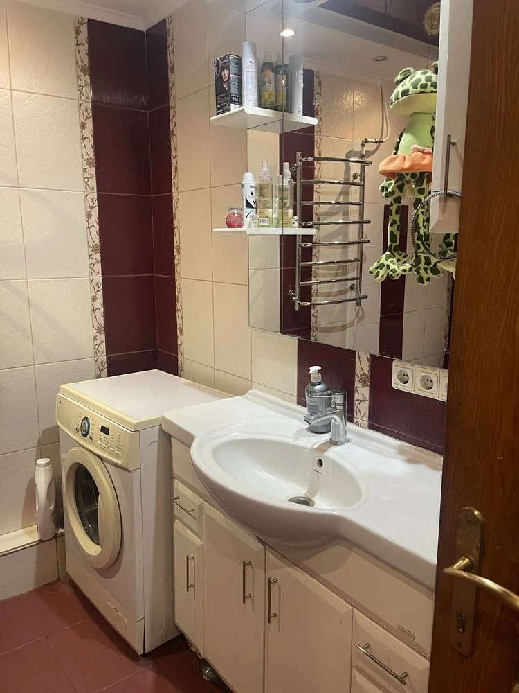 Продам  3х Кімнатну Квартиру з Євроремонтом та  Меблями.
