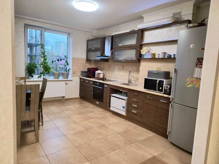 Продаж 3К з ремонтом  Обухів вул.Академічна 104 м2