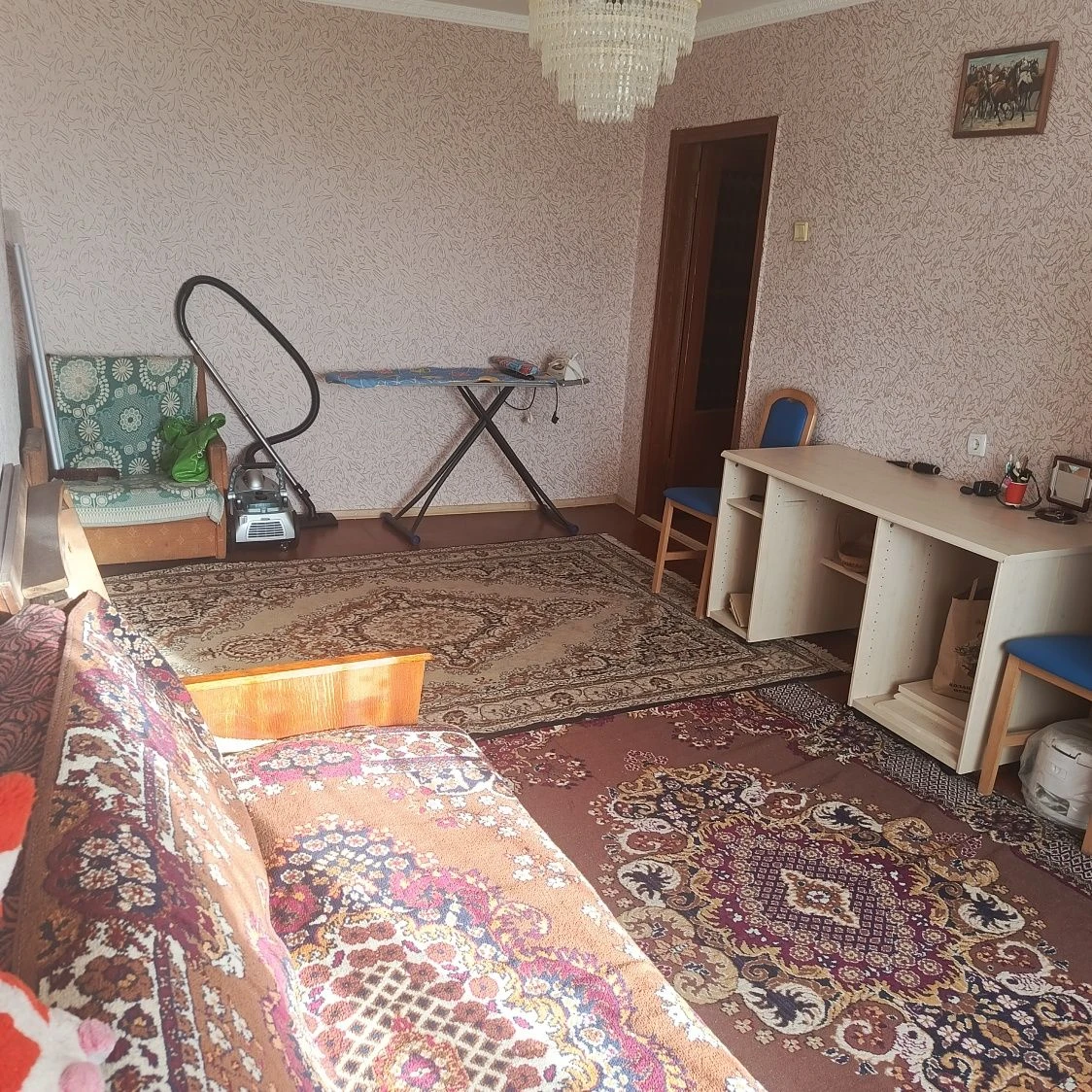 Продається в центрі міста 4х кімнатна квартира.