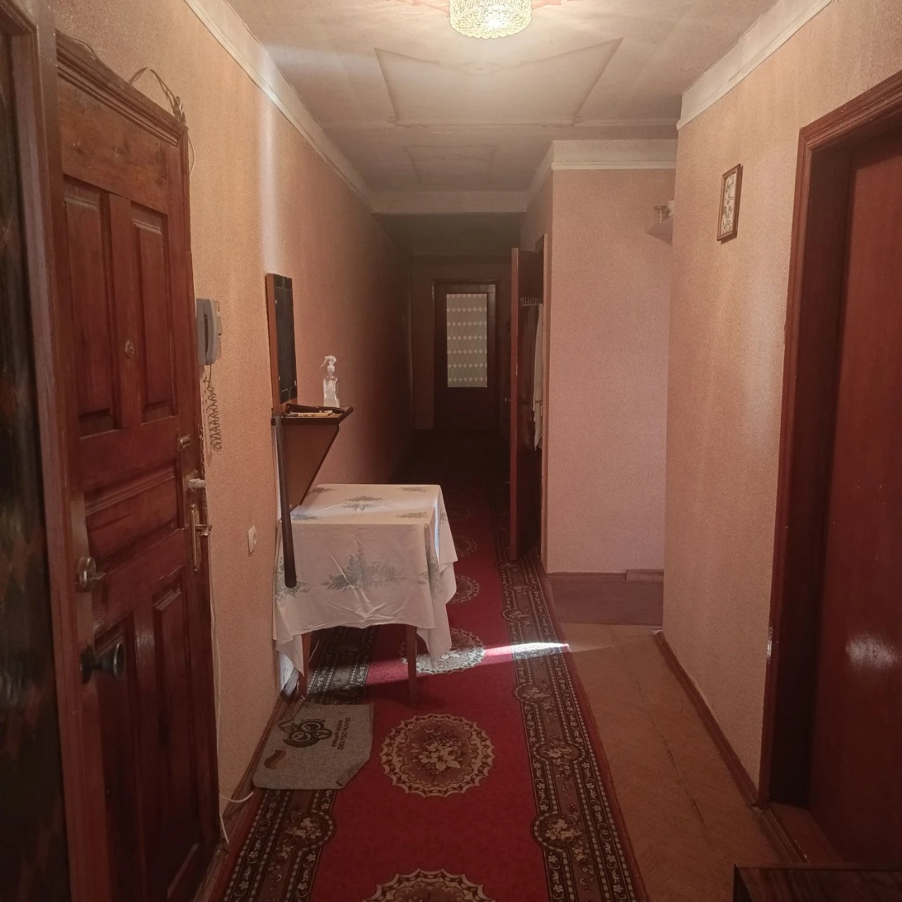 Продається в центрі міста 4х кімнатна квартира.