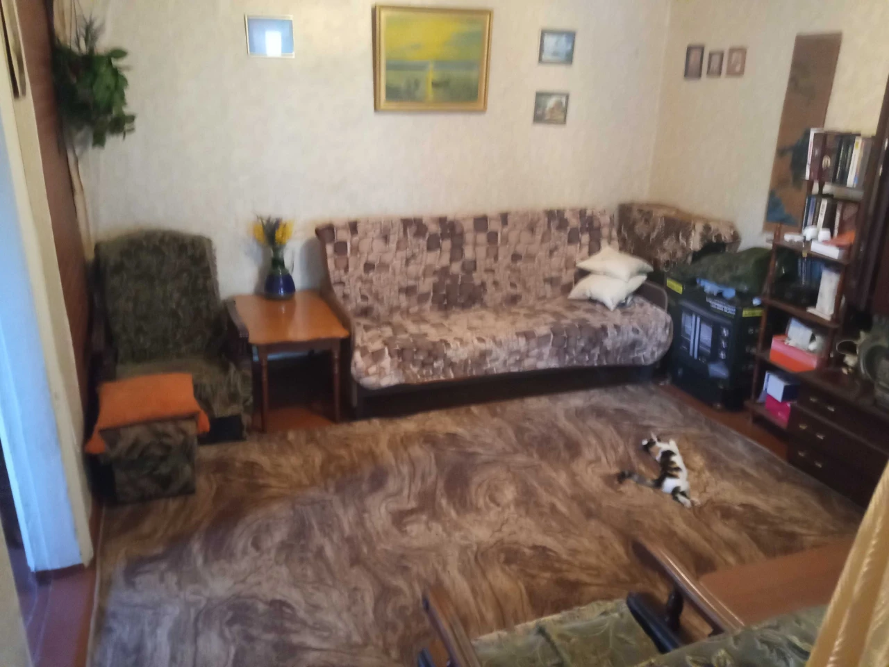 Продається 2 кімнатна кваритира в центрі.
