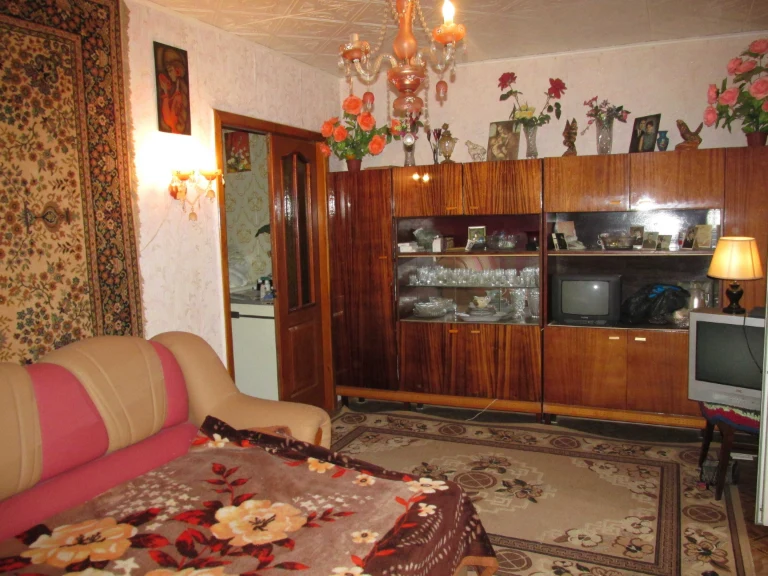 Продам 2 кімнатну квартиру по вул. Святомиколаївській (р-н з