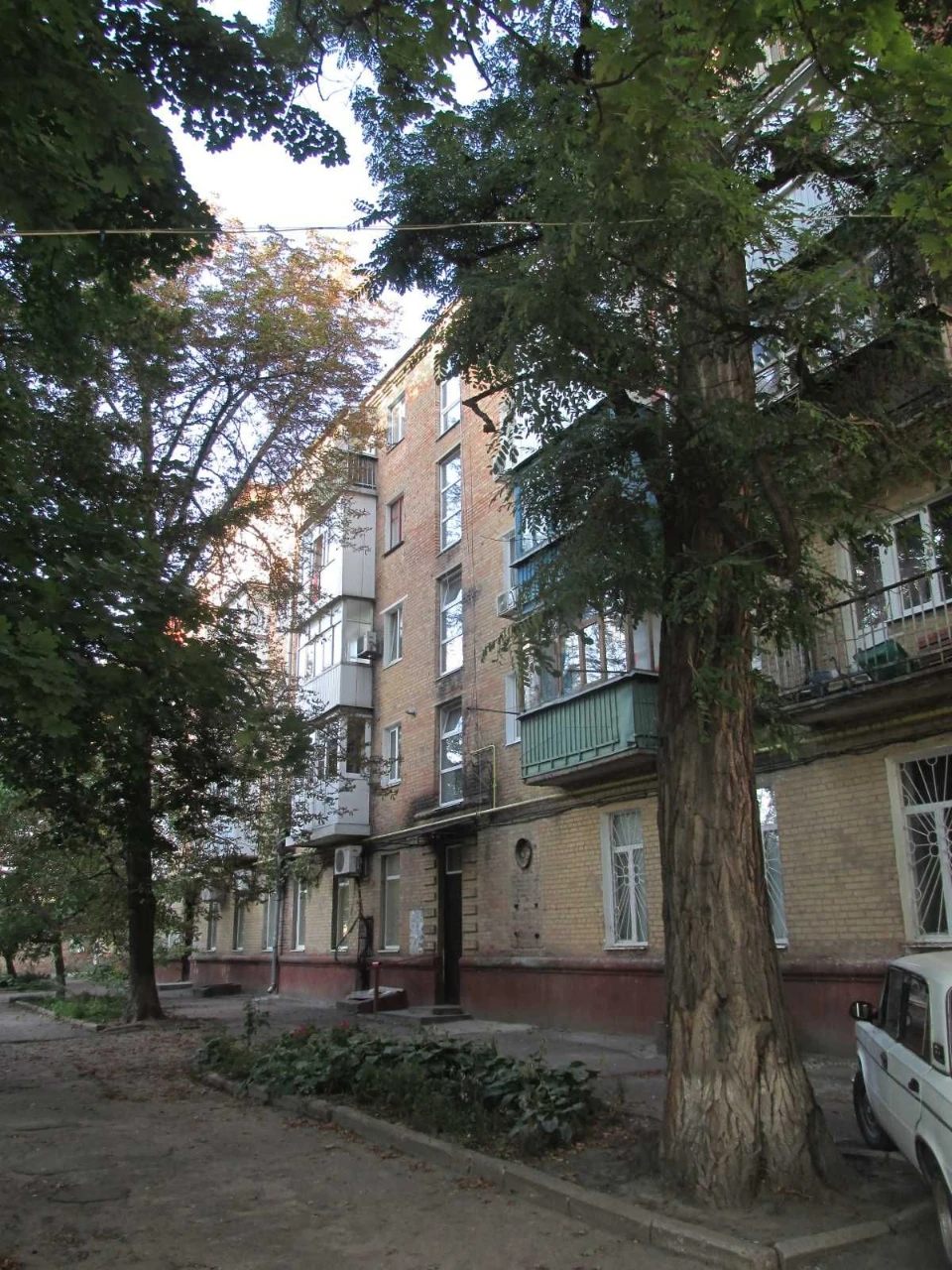 Продам 1 кімнатну квартиру по вул. Братській ( Центр міста )