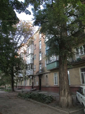 Продам 1 кімнатну квартиру по вул. Братській ( Центр міста )
