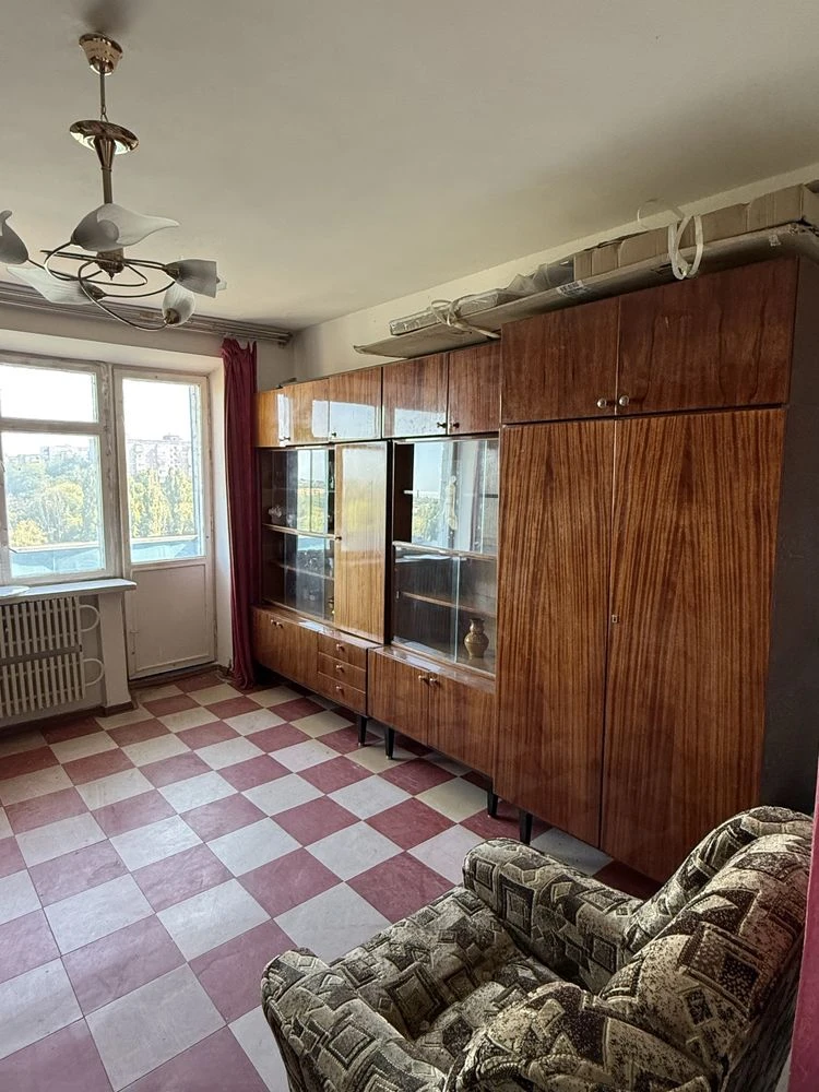 Продам трьохкімнатну квартиру на 8 поверсі (р-н Кірово)