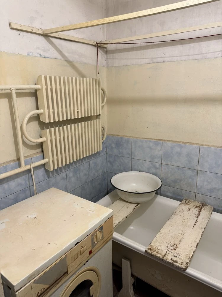 Продам трьохкімнатну квартиру на 8 поверсі (р-н Кірово)