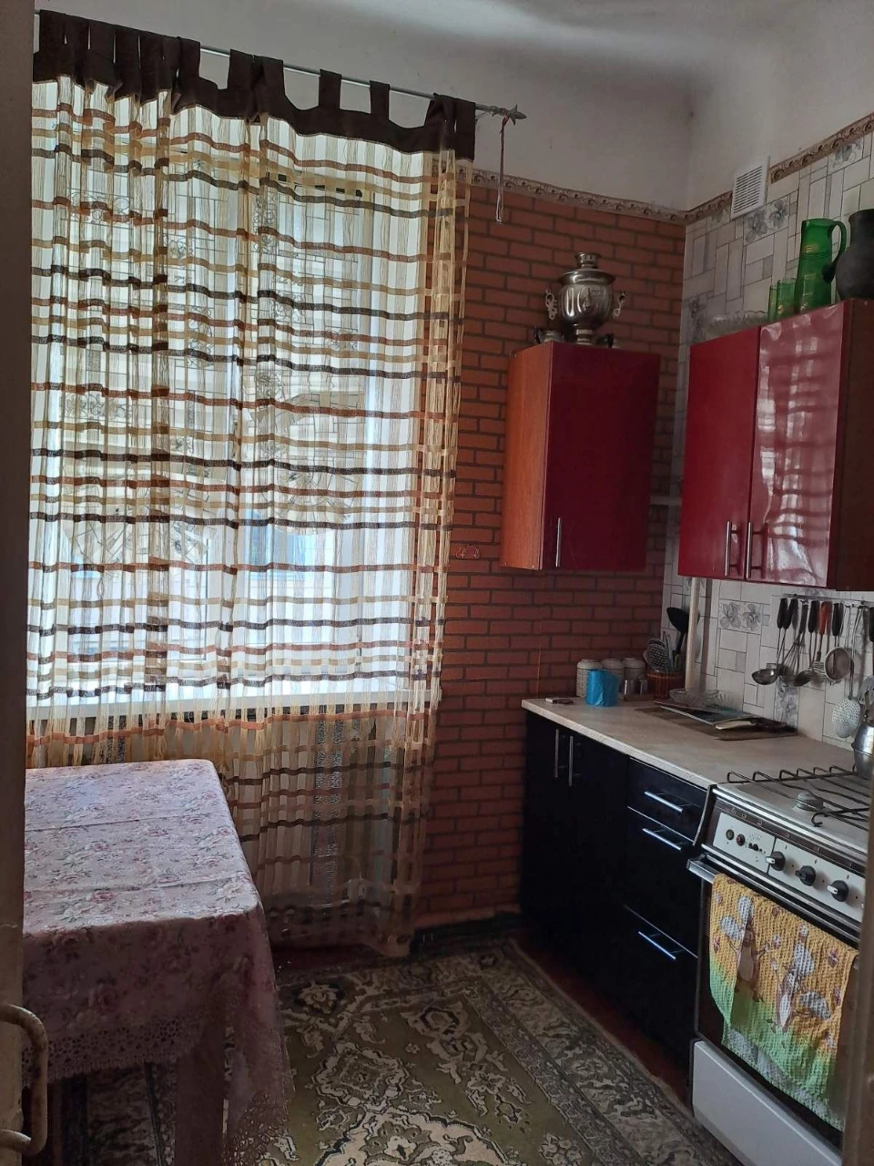 Продам двокімнатну квартиру пл. Покровська