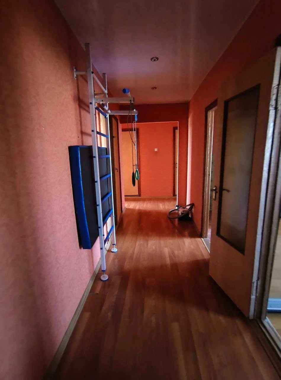 Продам 3 кімнатну квартиру по вул. 6 Грудня  (р-н Файномарке