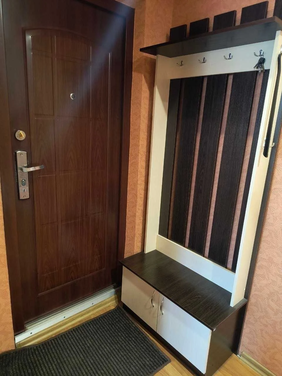Продам 3 кімнатну квартиру по вул. 6 Грудня  (р-н Файномарке