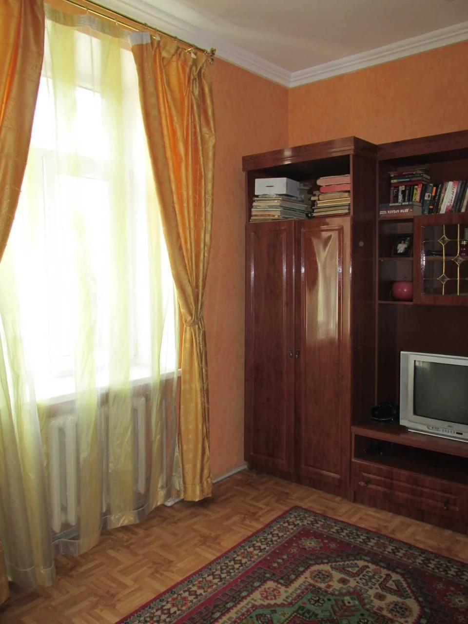 Продам 2 кімнатну квартиру (сталінка) на пл. Покровській ( р