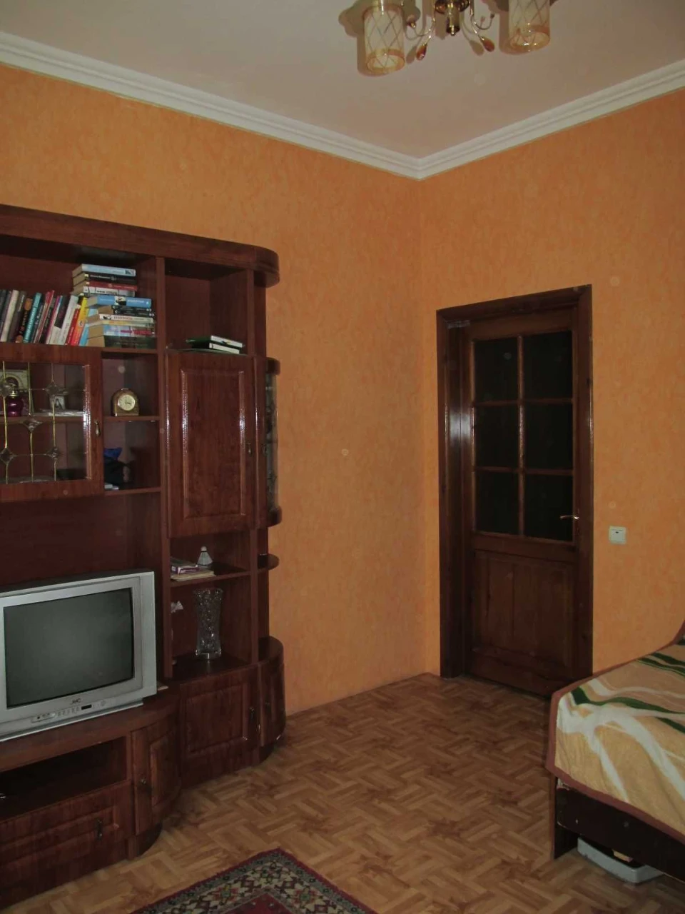 Продам 2 кімнатну квартиру (сталінка) на пл. Покровській ( р