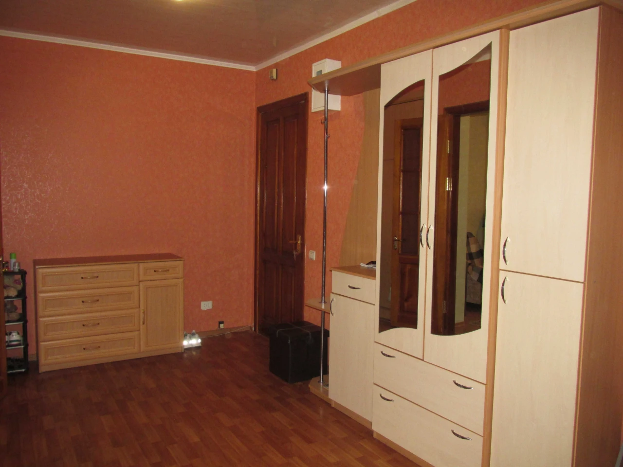 Продам 2 кімнатну квартиру (сталінка) на пл. Покровській ( р