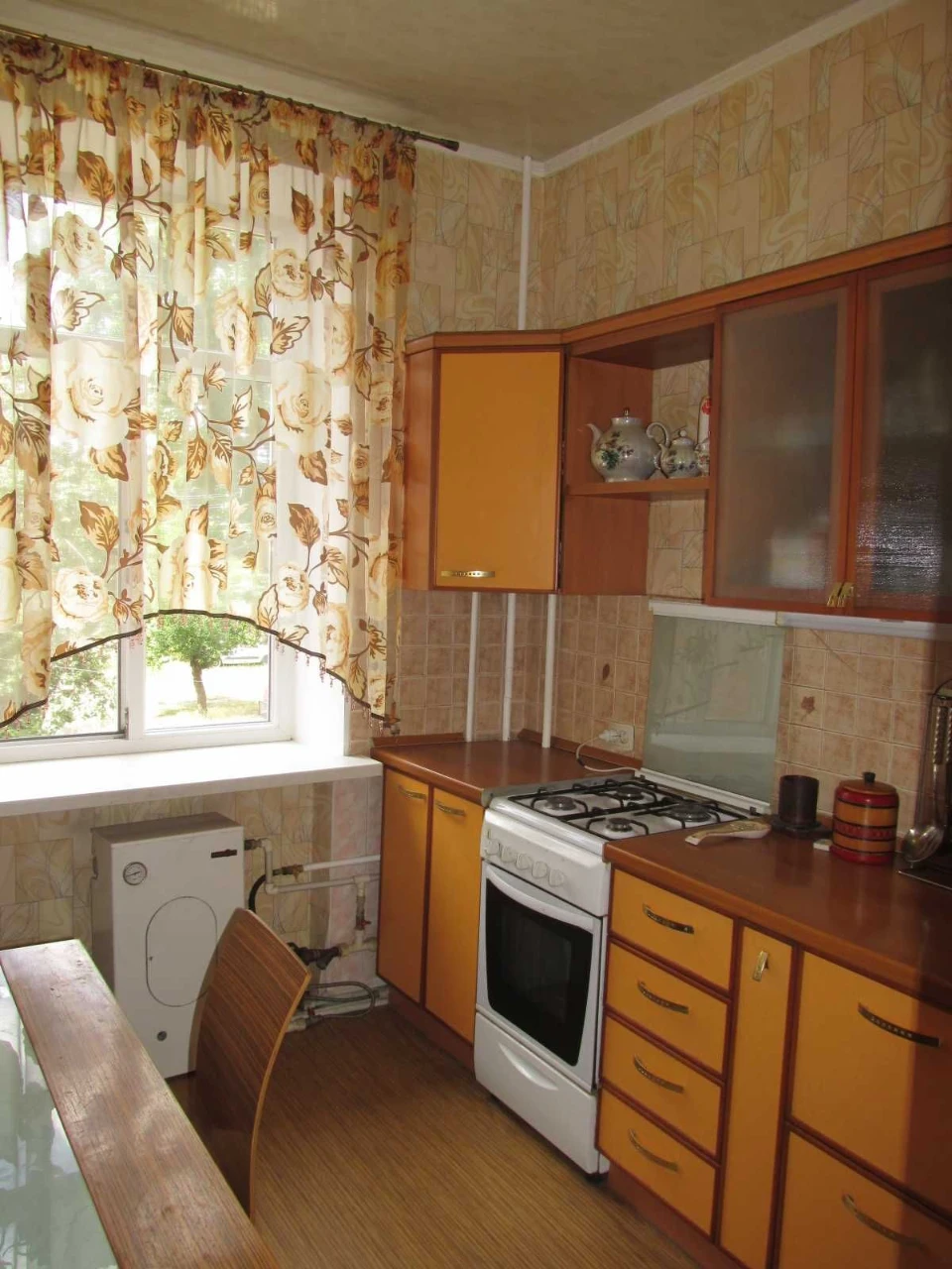 Продам 2 кімнатну квартиру (сталінка) на пл. Покровській ( р