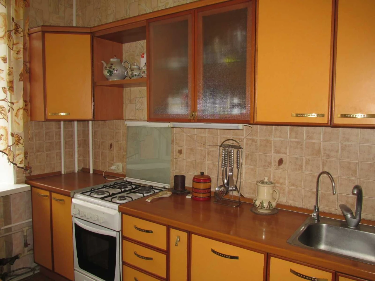Продам 2 кімнатну квартиру (сталінка) на пл. Покровській ( р