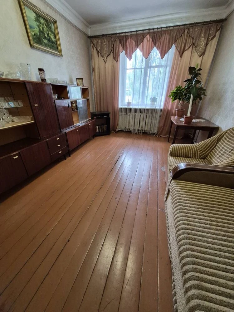 Продам ПРОСТОРУ 3 х кімн квартиру ЦЕНТР ,  вул. Г. України