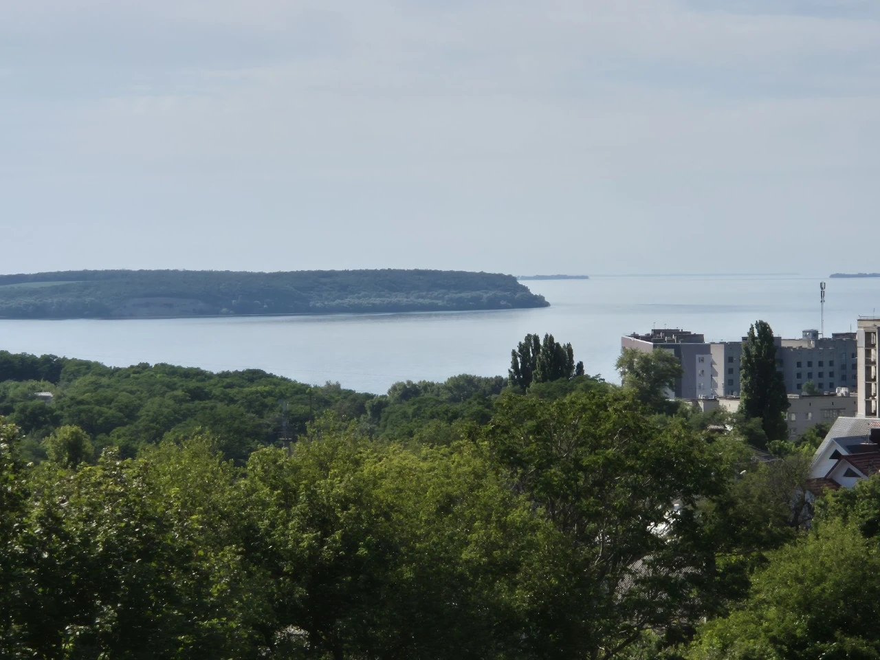 Срочно продам трехкомнатную в центре с видом на море
