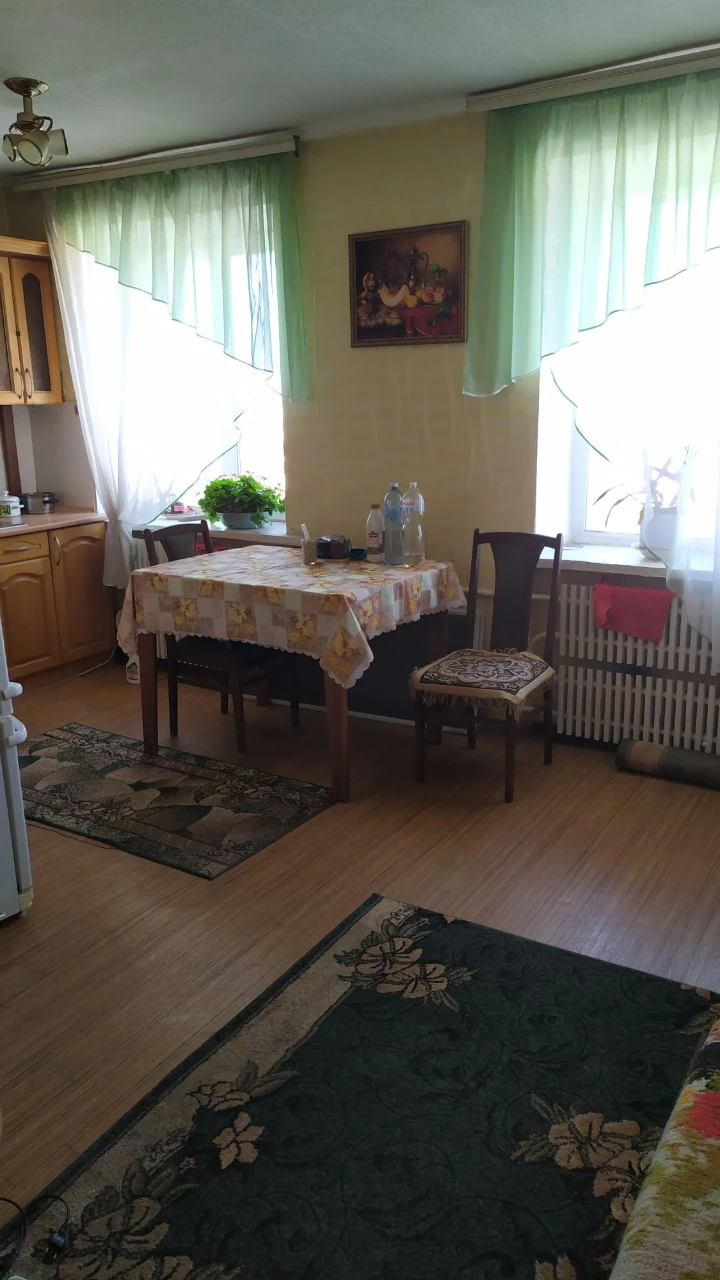 Продається трьохкімнатна квартира
