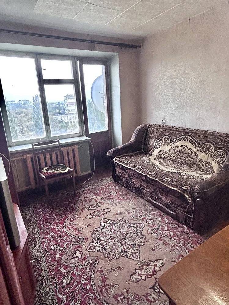 Продається 1-кімнатна квартира, яка фактично має дві кімнати