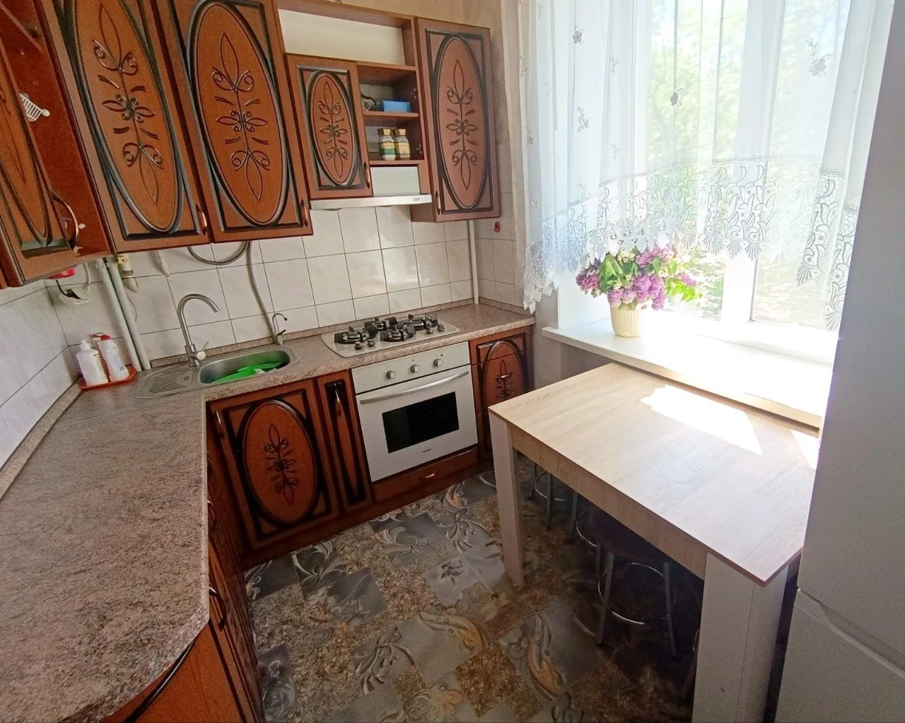 Продам квартиру, район площі.