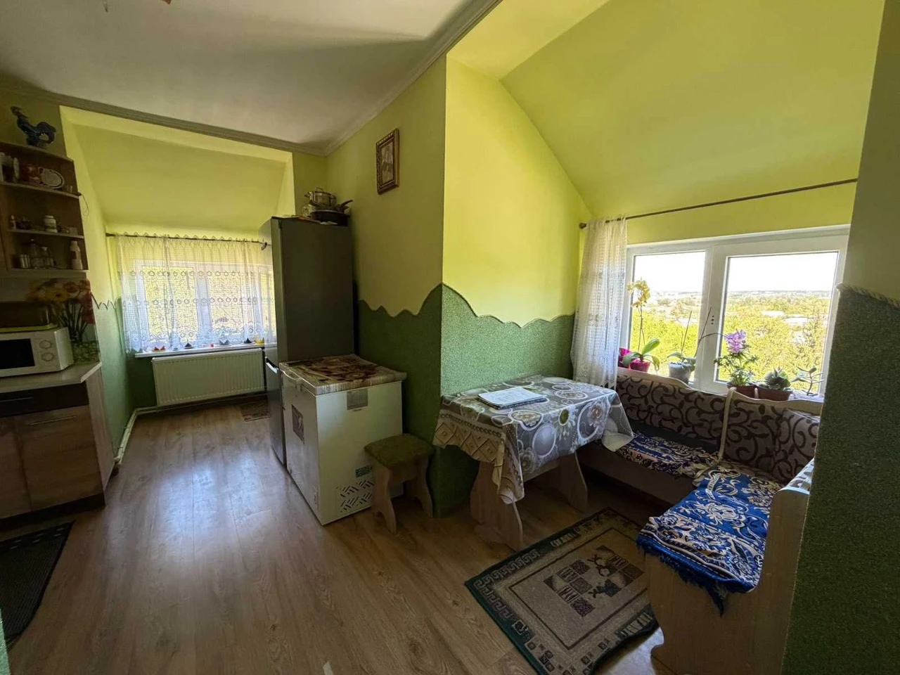 Продається простора 3-кім. квартира, з видом на гори у м. Бо
