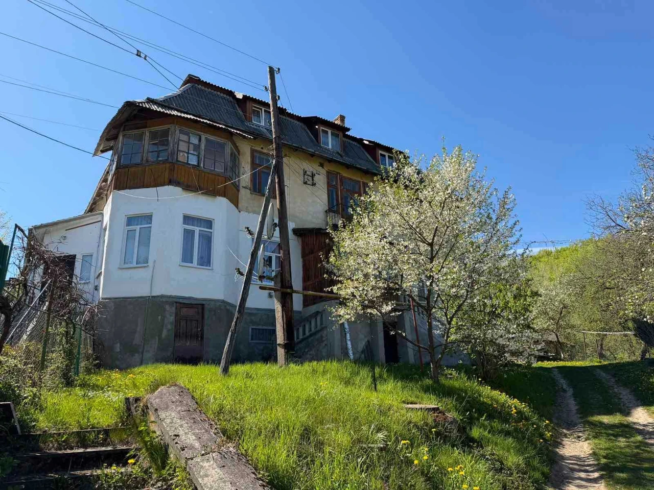 Продається простора 3-кім. квартира, з видом на гори у м. Бо