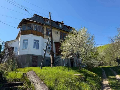 Продається простора 3-кім. квартира, з видом на гори у м. Бо