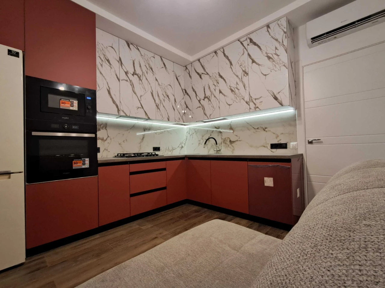 Продам 1 кімнатну нову квартиру. Ремонт. Меблі. Городок.Льві