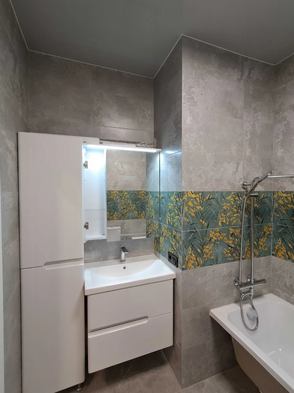 Продам 1 кімнатну нову квартиру. Ремонт. Меблі. Городок.Льві