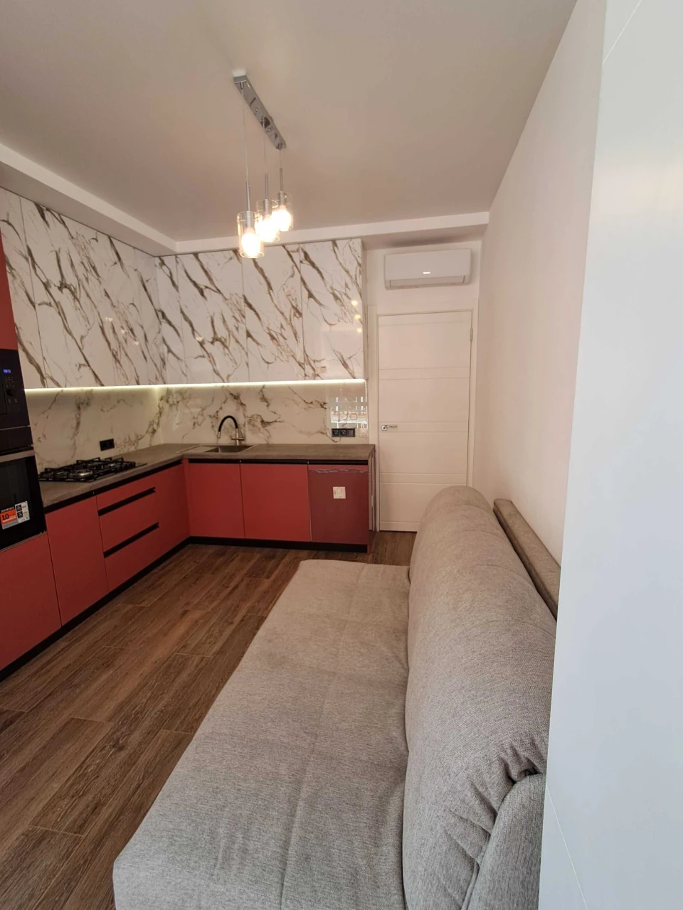 Продам 1 кімнатну нову квартиру. Ремонт. Меблі. Городок.Льві