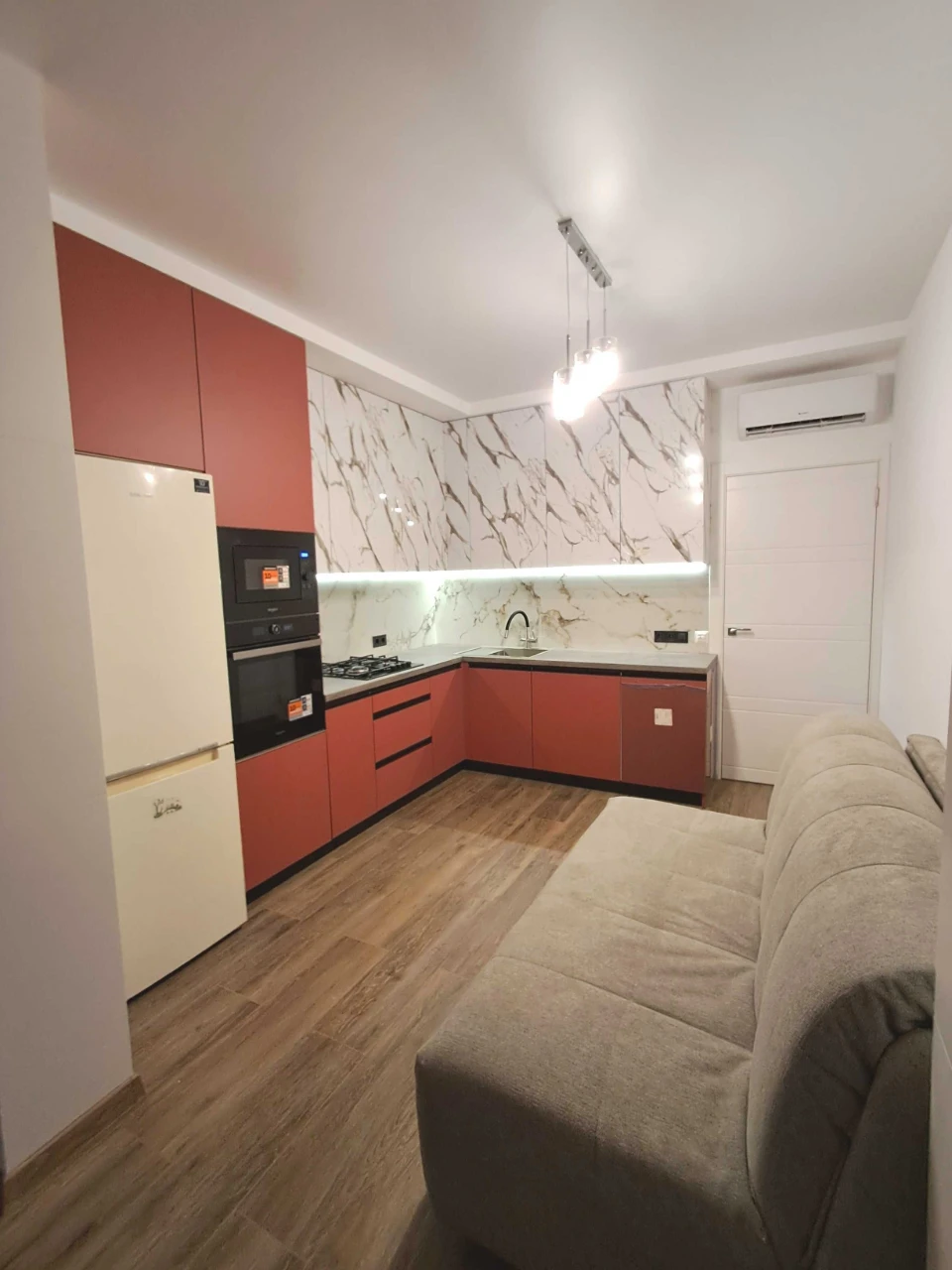 Продам 1 кімнатну нову квартиру. Ремонт. Меблі. Городок.Льві