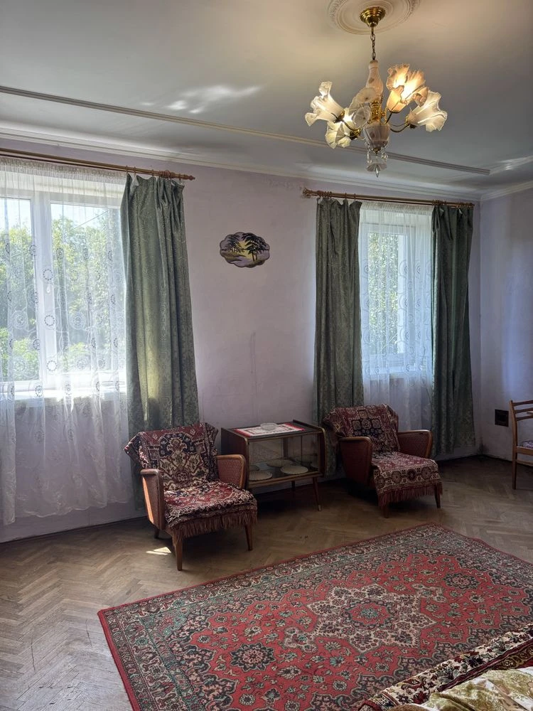 Продаж великої трикімнатної квартири центр місто Городок