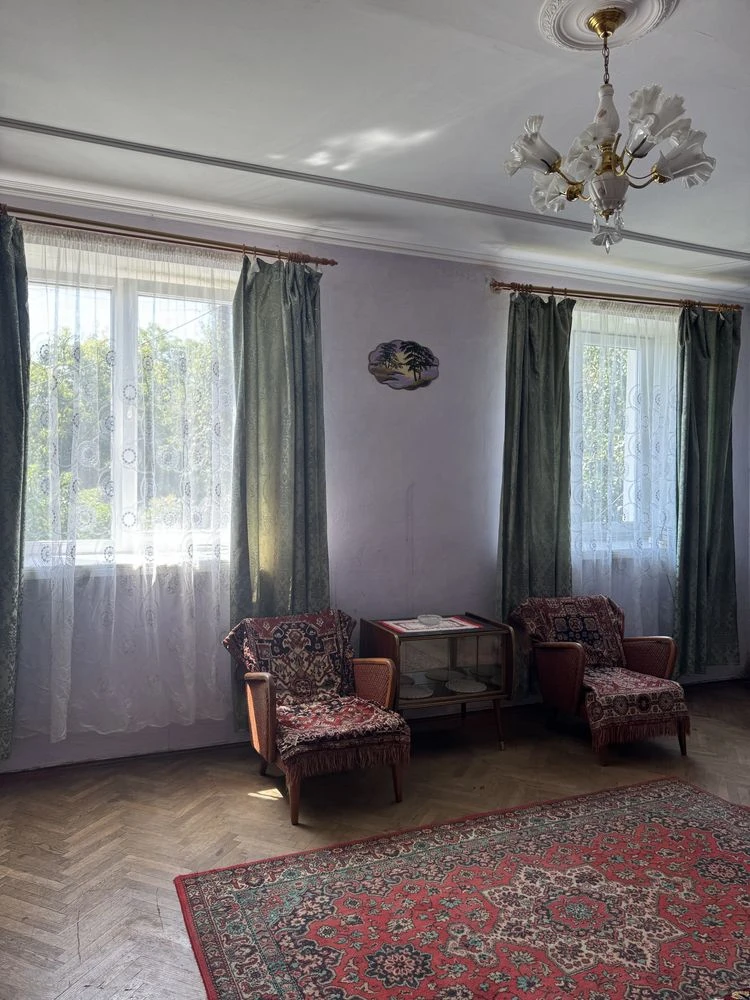 Продаж великої трикімнатної квартири центр місто Городок