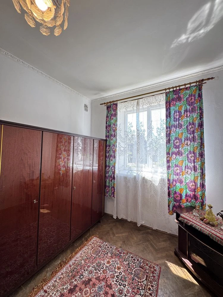 Продаж великої трикімнатної квартири центр місто Городок