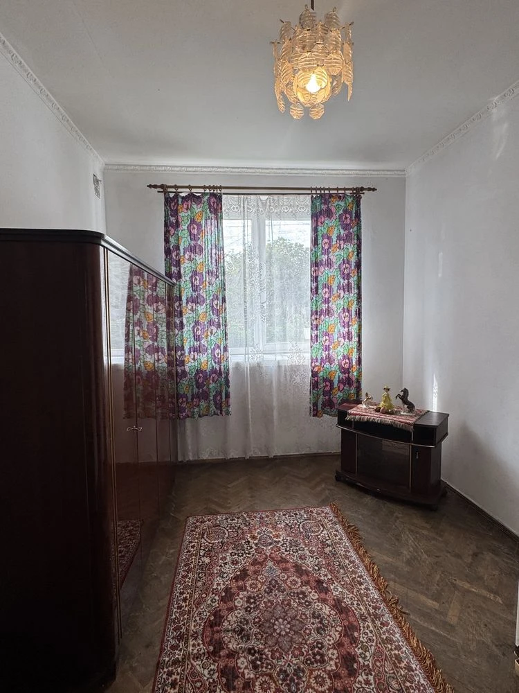 Продаж великої трикімнатної квартири центр місто Городок
