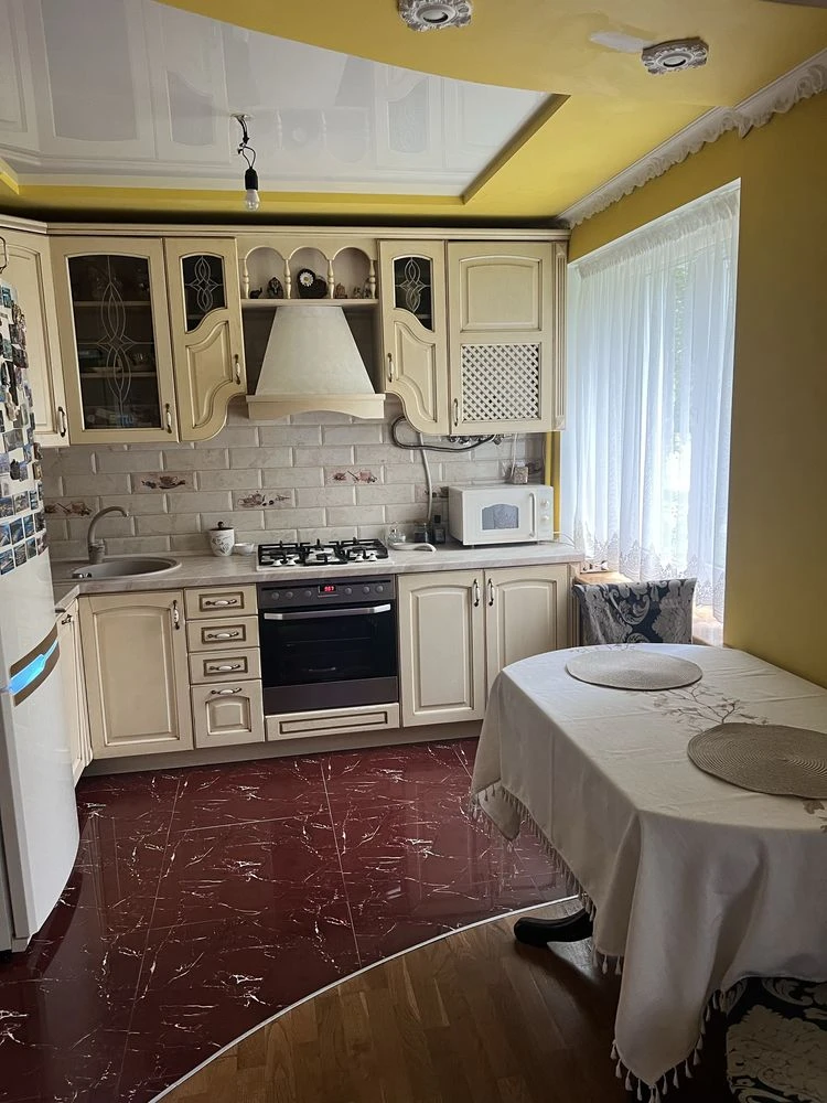 Продам 3-кімнатну квартиру. Високий Перший поверх