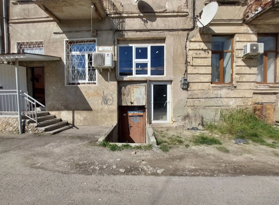 Продаж комерційного приміщення 122,3м2 в. Підвалля м. Дрогоб