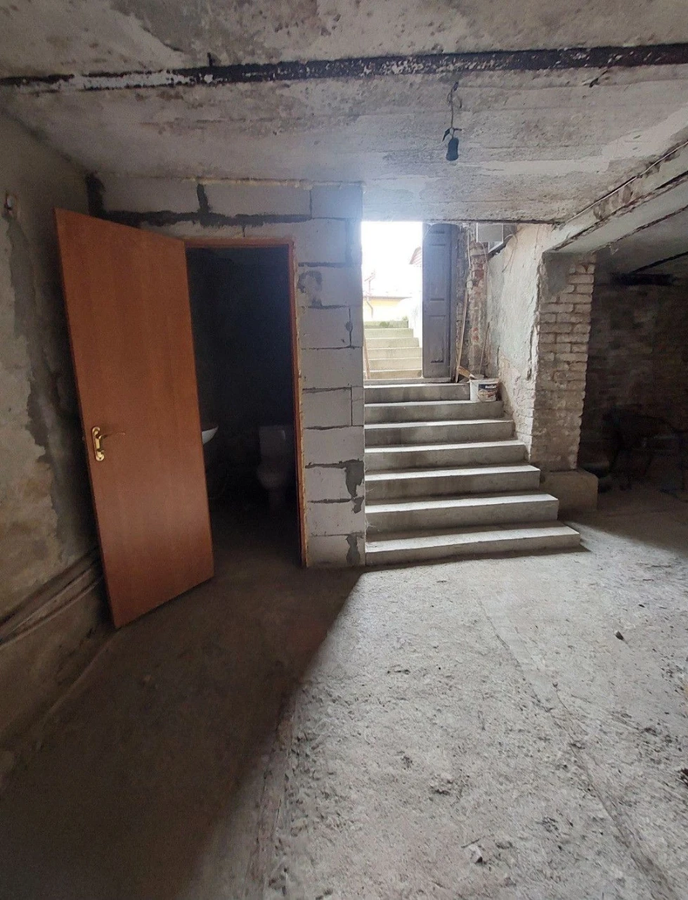 Продаж комерційного приміщення 122,3м2 в. Підвалля м. Дрогоб