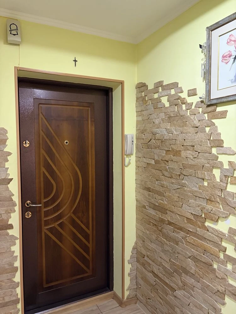 Продається трикімнатна квартира