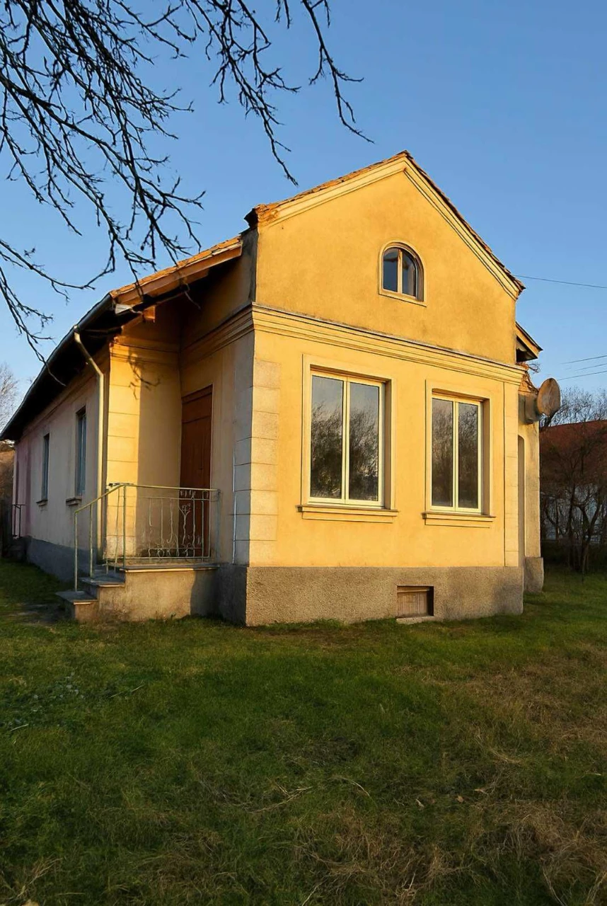 Продаж 3-х кімнатної квартири, будинкового типу + земля, м.